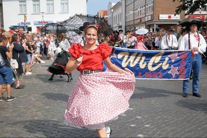 Beim „Tanz in den Straßen“ kann man die Folklore-Gruppen hautnah erleben.