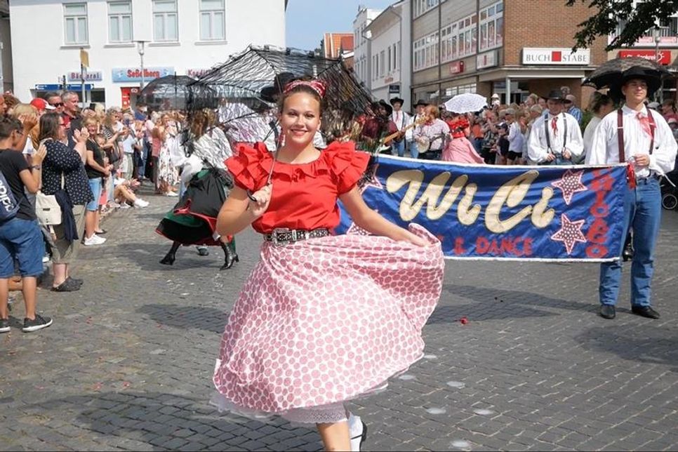 Beim „Tanz in den Straßen“ kann man die Folklore-Gruppen hautnah erleben.