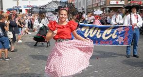 Beim „Tanz in den Straßen“ kann man die Folklore-Gruppen hautnah erleben.