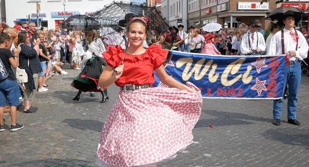 Beim „Tanz in den Straßen“ kann man die Folklore-Gruppen hautnah erleben.