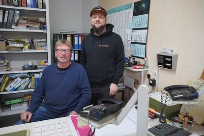 Jörg Guttau (lks.) freut sich auf den Ruhestand. Schwiegersohn Nils Böhm übernimmt mit seiner Firma GIB Nord den Hausgeräte-Kundendienst.