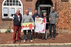 Norbert Kahl vom Museumsförderverein, Kreisfachberater Mano Salokat, Danny Seidel vom Kinder- und Jugendnetzwerk, Kirsten Friedrich von der Koordinierungs- und Fachstelle „Demokratie leben!“ und Museumsleiter Frank Wilschewski (v. lkl.) freuen sich auf die Wanderausstellung und darüber, dass das Thema Demokratie buchstäblich einen Raum im Zeittor Museum bekommt.
