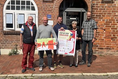 Norbert Kahl vom Museumsförderverein, Kreisfachberater Mano Salokat, Danny Seidel vom Kinder- und Jugendnetzwerk, Kirsten Friedrich von der Koordinierungs- und Fachstelle „Demokratie leben!“ und Museumsleiter Frank Wilschewski (v. lkl.) freuen sich auf die Wanderausstellung und darüber, dass das Thema Demokratie buchstäblich einen Raum im Zeittor Museum bekommt.