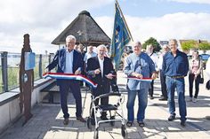 Bürgermeister Volker Owerien (von links) mit den Fischern Kuno Geberbauer und Lothar Frehse und Dorfvorsteher Helmut Kurth bei der offiziellen Eröffnung des neuen Fischerei-Erlebnispfades in Haffkrug. (Foto: Eknad)