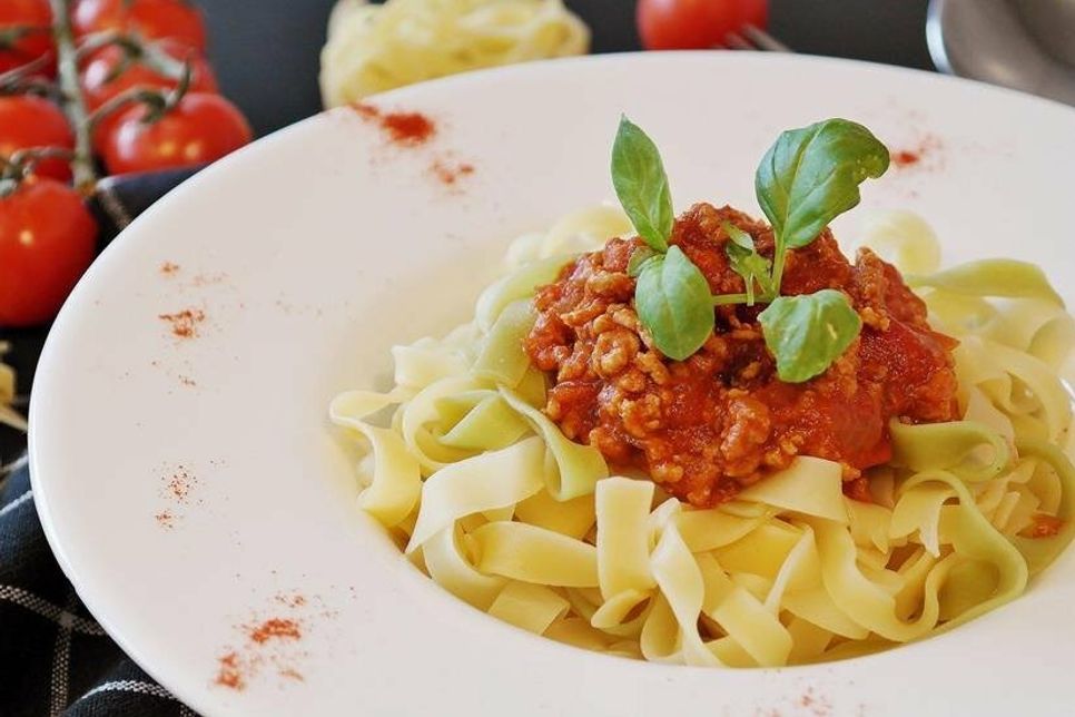 Soja, Tofu, Linsen oder Grünkern? Für eine köstliche vegane Bolognese-Alternative braucht man nicht unbedingt Hackfleisch.