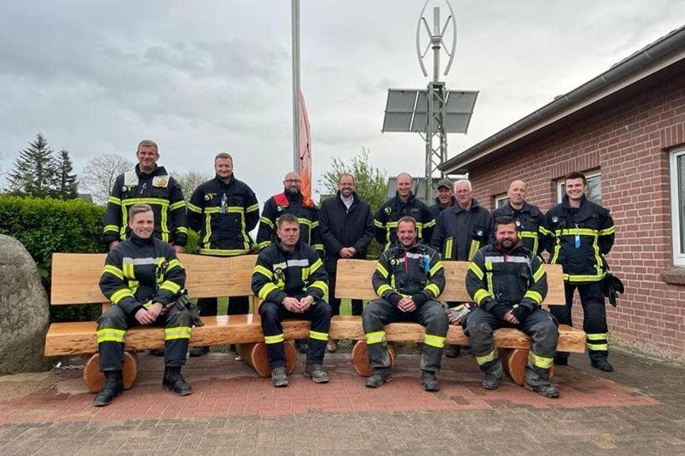Mitglieder der Freiwilligen Feuerwehr Sipsdorf mit Wehrführer Andreas Kaiser (hinten 3. v. lks.) und Baufinanzierungsberater der VR Bank zwischen den Meeren Dirk Wacker (hinten 4. v. lks.).