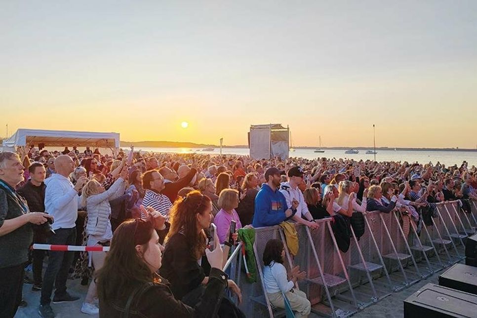 Das Publikum war von den auftretenden Künstlern und dem Ambiente am Strand - inklusive Sonnenuntergang - begeistert.