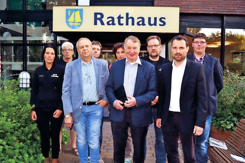 Enttäuschung nach der Bauausschuss-Sitzung: Martin Jellinghaus (technischer Leiter, vorne von links), Reimer Jens sen., Reimer Jens jr. und Mitarbeiter vor dem Rathaus in Timmendorfer Strand. (Foto: René Kleinschmidt)