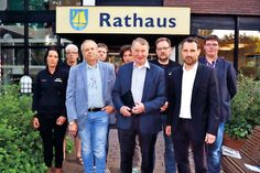 Enttäuschung nach der Bauausschuss-Sitzung: Martin Jellinghaus (technischer Leiter, vorne von links), Reimer Jens sen., Reimer Jens jr. und Mitarbeiter vor dem Rathaus in Timmendorfer Strand. (Foto: René Kleinschmidt)