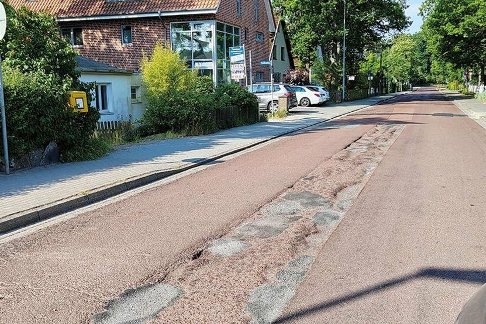 Ab Montag wird die dringend erforderliche Erneuerung der Fahrbahndecke in der Strandstraße in Niendorf/Ostsee unter Vollsperrung durchgeführt.