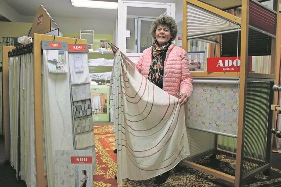 Anke Boller vom Textilhaus Flaig in Schönwalde präsentiert eine Auswahl der vorhandenen Plisseemöglichkeiten.