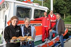 Tanja Hafermalz (Klüvers), Nora Peschel (Fischtempel), Bernd Langbehn, Jan Guttau (beide DGzRS) und Frans Ijben von der Tourismus-Agentur Lübecker Bucht (v. lks.).