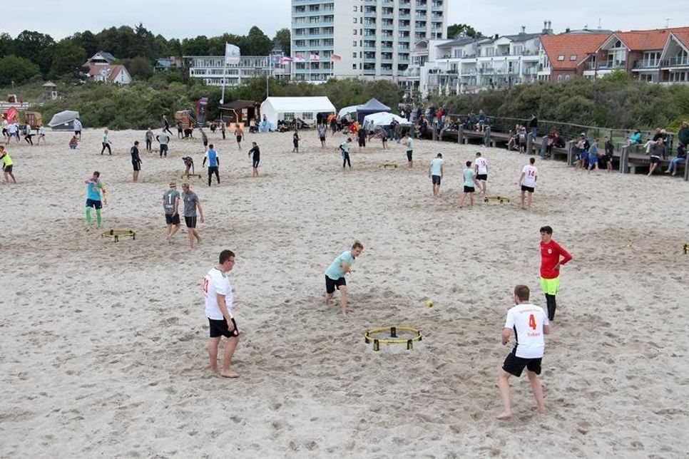 Am Strand war eine rund 2.500 Quadratmeter große Freifläche geschaffen worden, damit an 12 Netzen gleichzeitig gespielt werden konnte.