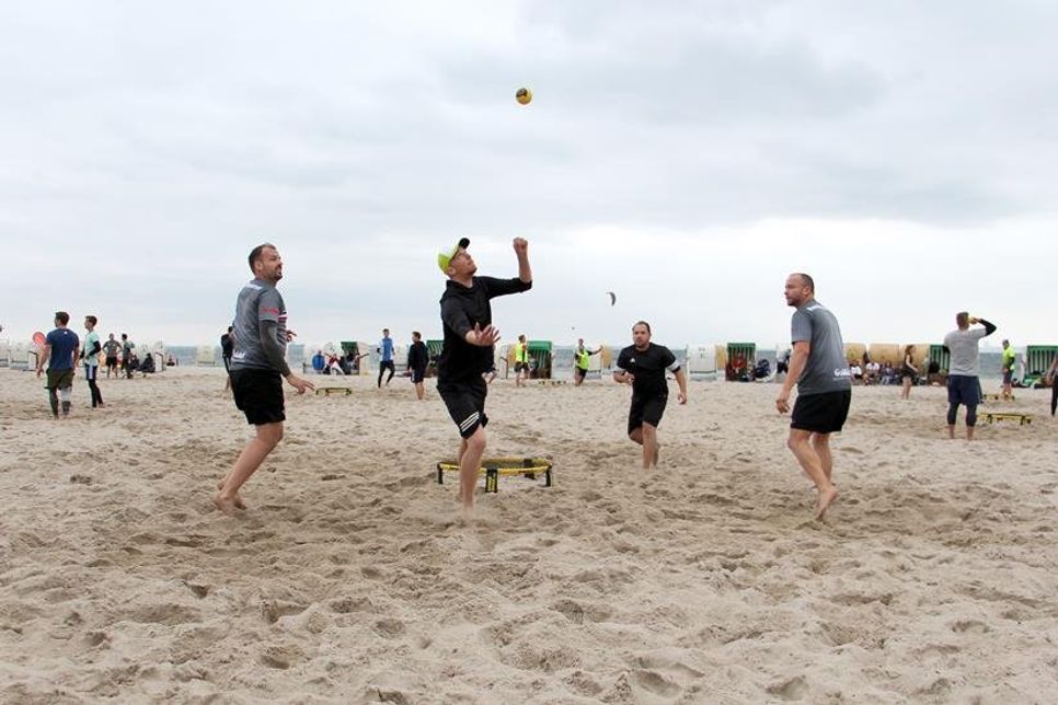 Die Zweierteams boten spannende und actionreiche Spielzüge am Ostseestrand.