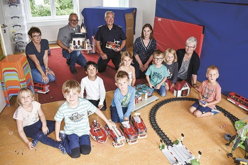 Die Vorschulkinder der Kita „Kleine Raupe“ freuten sich mit Kita-Leiterin Christiane Schumacher (rechts) über die Bildungskästen der Sparkassen-Stiftung. Davon überzeugten sich auch Pansdorfs Pastor Anas Hamani (hi. 2.v.li.), Knut Hansen von der Feuerwehr Pansdorf (hi., Mitte) sowie Mirena Günther von der Sparkassen-Stiftung (hi.2.v.re.) und Angela Büge (li.), Mitarbeiterin der Kita.