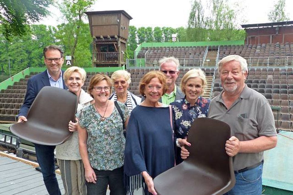 Strahlen um die Wette: Der Förderverein der Festspiele, Sabine Kuhnert und Arend Knoop von den Festspielen und Spender Martin Ohm von Im Norden Immobilien