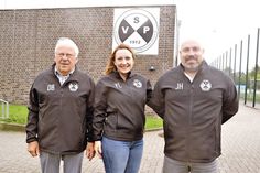 Yvonne Loose, Vorsitzende des Fördervereins der SVG Pönitz, freut sich mit Gründungsmitglied Dieter Börnecke (links) und ihrem ersten Stellvertreter Jan Hagelstein auf den „Tag der offenen Tür“ zum 25-jährigen Jubiläum des Vereins. (Foto: René Kleinschmidt)