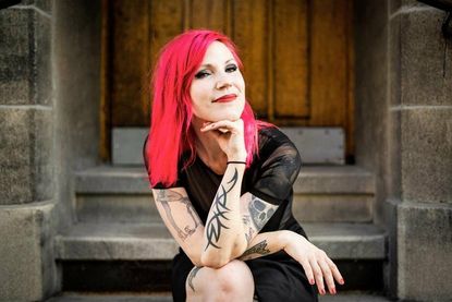 Cate Evens begleitet den Abend musikalisch und sorgt für eine schöne Atmosphäre.