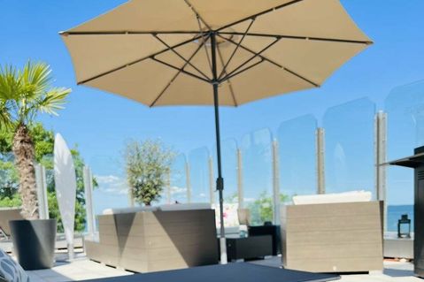 Die Terrasse vom Breeze Spa bietetet einen herrlichen Ausblick auf die Ostsee.