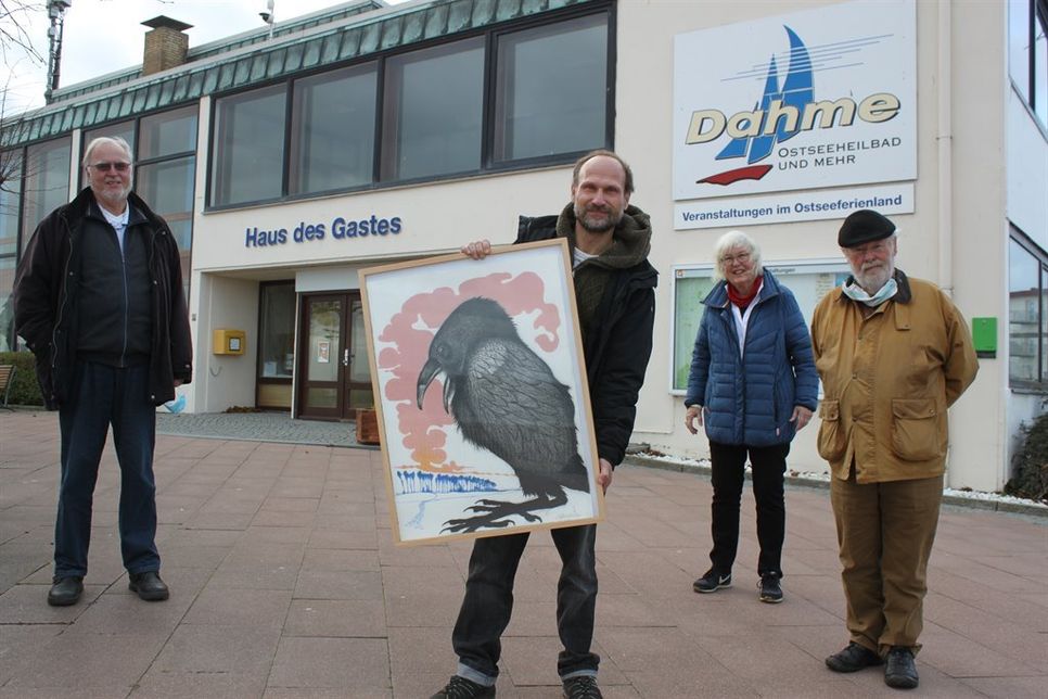 Jürgen Möller, Richard Haubrock, der sein Bild „Rabe Jakob“ extra für Dahme mit Buntstift gefertigt hat, Renate Ackermann und 2. Vorsitzender Uwe Landschoof (v. lks.) bei der Vorstellung der „Dahmer Kunstmeile“.