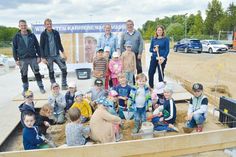 Vor den Augen von Katrin Engeln (v.r.), Bürgermeisterin der Stadt Bad Schwartau, Architekt Uwe Witaszak, Lebenshilfe Vorstand Jessica Groß und Mitarbeitern der bauausführenden Firma Gollan buddeln die Kinder aus der Kita am Papenmoor ein Loch und versenken die „Zeitkapsel“.