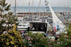 Maritime Stimmung und Livemusik im Grömitzer Yachthafen. (Foto: Christian Lück)