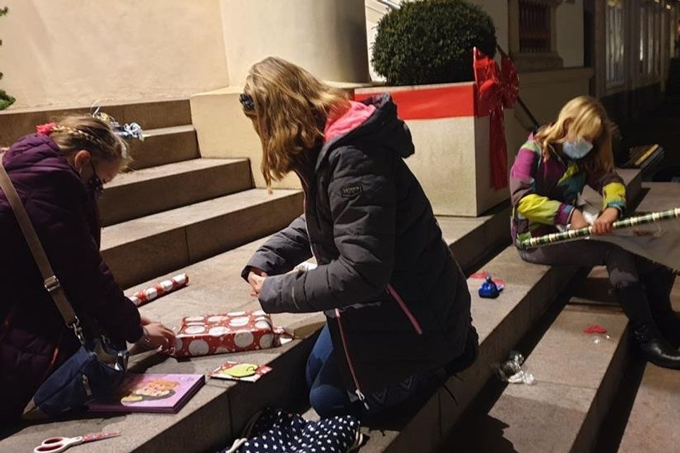 Das neu gewählte Kinder- und Jugendparlament der Stadt Neustadt traf sich, um Kindern eine Freude zur Weihnachtszeit zu bereiten.
