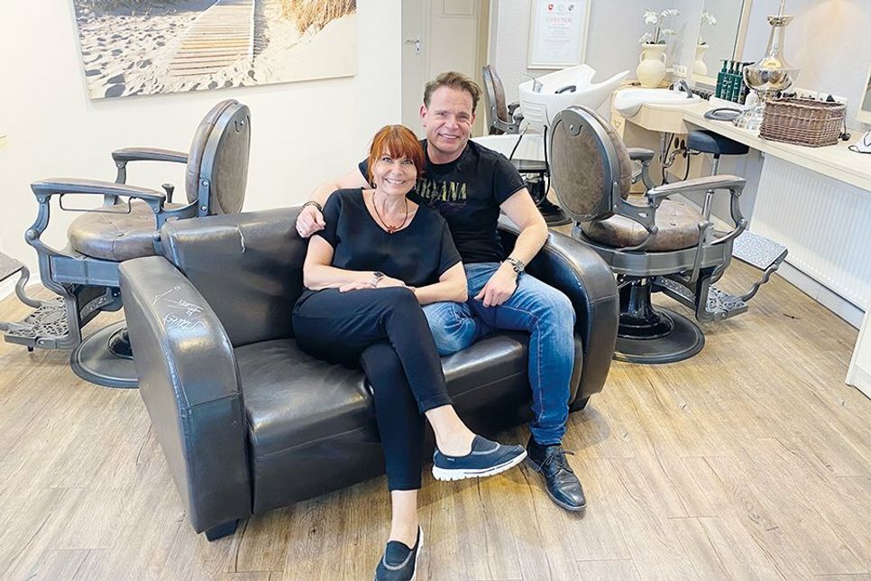 Das von Sänger Ben Zucker handsignierte Sofa hat jetzt seinen Platz in einem Timmendorfer Friseursalon gefunden.