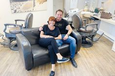 Das von Sänger Ben Zucker handsignierte Sofa hat jetzt seinen Platz in einem Timmendorfer Friseursalon gefunden.