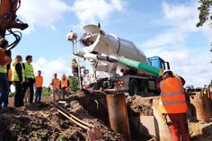 Im Bereich Elisabethstraße macht sich Minister Reinhard Meyer ein Bild von den Arbeiten. (Foto: Stefan Setje-Eilers)