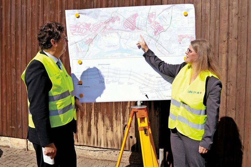 Britta Lüth, stellvertretende Leiterin der Lübecker Niederlassung des Landesbetriebs Straßenbau und Verkehr Schleswig-Holstein, erläutert Verkehrsminister Reinhard Meyer  das Vorgehen zu den umfangreichen Bauvorhaben. (Foto: Stefan Setje-Eilers)