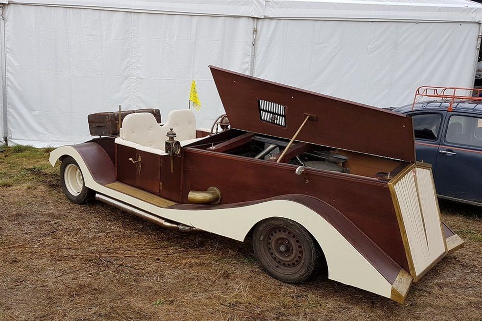 Der Holz Royce kann für einen guten Zweck ersteigert werden.