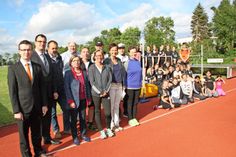 Sponsoren, Vertreter der Stadt, des TSV Neustadt und der Leichtathletiksparte bei der offiziellen Einweihung.