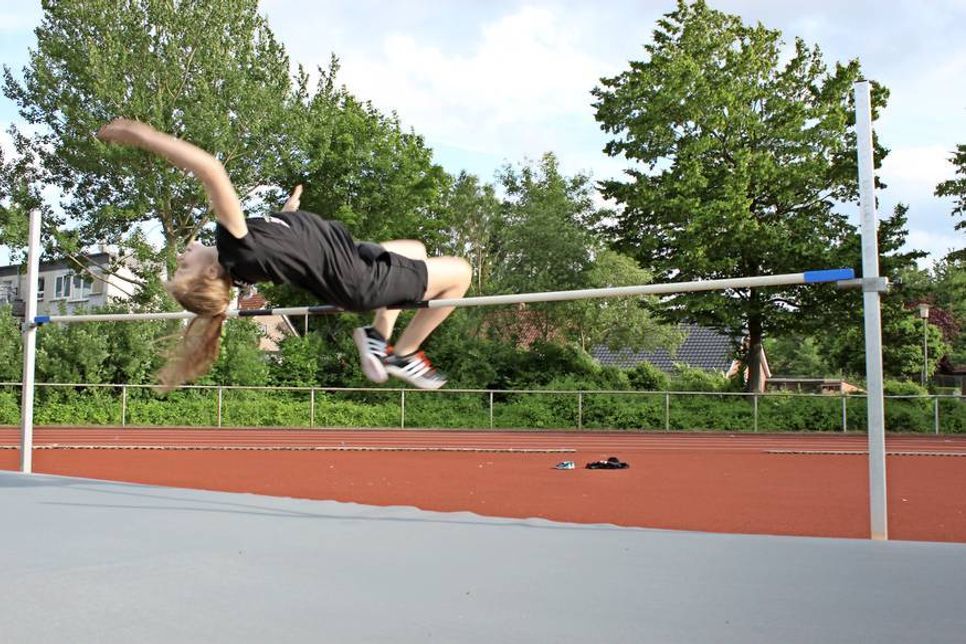 Eines der jungen TSV-Talente: Lena Sömmer testet die neue Hochsprunganlage.