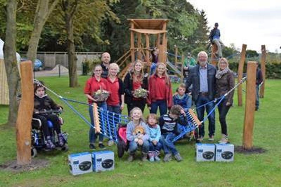 Die Kinder und Jugendlichen der „Heilpädagogischen Wohneinrichtung Fünf Linden“ freuen sich über die neue Hängematte.