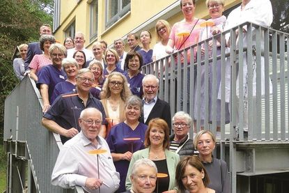 Zum 20jährigen Bestehen hat Cheärztin Dr. Uta Fenske außer ihrem Team auch ihre „Oldies“ zusammengeholt – und von der Klinik-Leitung 20 Sonnenfänger für den Garten bekommen.