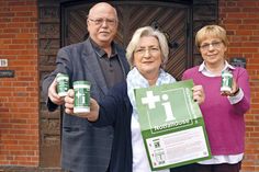 Mit dem stellvertretendem Bürgermeister Heinz-Klaus Drews und der Seniorenratsvorsitzenden Irmgard Bartholomé stellte Ratekaus Behindertenbeauftragte Gabriele Priedemann (vorn) die Idee der Notfalldose vor. (Foto: Setje-Eilers)