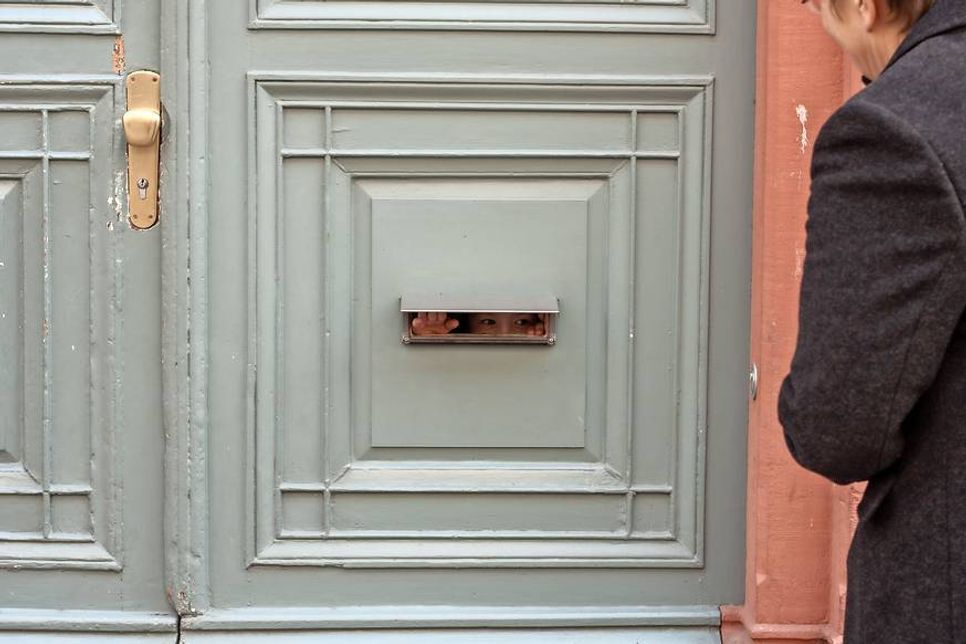 Vergewissern Sie sich vor dem Öffnen ihrer Wohnungstür, wer zu Ihnen will.