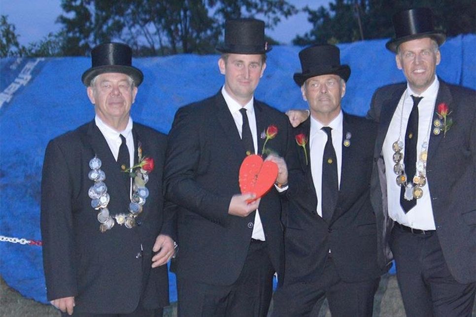 André Dumke (2.v.li) und Axel Schnoor (3.v.li.) lösen Christian Laack (r.) und Hermann Braasch als Majestäten ab. (Foto: Ortshandwerkerschaft Pansdorf)