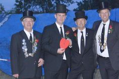 André Dumke (2.v.li) und Axel Schnoor (3.v.li.) lösen Christian Laack (r.) und Hermann Braasch als Majestäten ab. (Foto: Ortshandwerkerschaft Pansdorf)