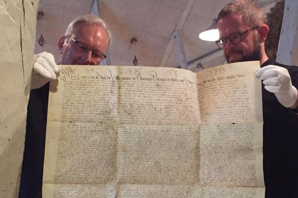 Bei der Jahreshauptversammlung wurden auch originale historische Schriftstücke vorgestellt.