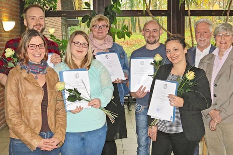Fünf neue AltenpflegerInnen lassen sich feiern. Links: Gloria Nilsson (Leiterin der Altenpflegeschule), rechts: Karl-Hermann Paulsen vom Jobcenter Ostholstein und Jutta Blunck, stellv. Geschäftsführerin der BQOH Eutin.