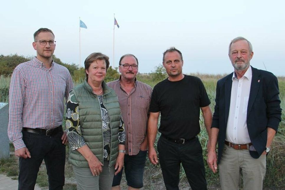Bürgervorsteher Heinrich Holtfester (re.) mit den wiedergewählten Ortsbeiratsmitgliedern Sebastian Kloß, Angela Kluvetasch, Jens-Peter Kluvetasch und Kai Hansen (v. lks.).