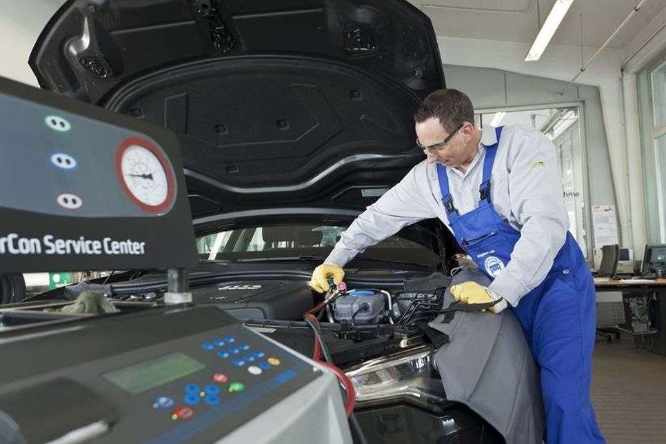 Alle zwei Jahre rät die Werkstatt zu einer Wartung der Klimaanlage. Auch deshalb, weil das System jährlich rund 15 Prozent Kältemittel verliert. Foto: ProMotor/T.Volz