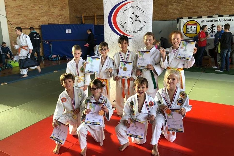 Am Sonntag, dem 27. Oktober fuhren 9 der NLC-Judokas nach Ahrensbök zum Bezirksjahrgangsturnier der U9 - U15. Alle Kämpfer haben es auf das Siegertreppchen geschafft. Der erste Platz ging an Lothar Sorg, Anica Prill, Nick Weisel, Aileen Sorg und Alena Casper. Der zweite Platz ging an Aaron Begau, Maximillian Aumer und Mia Rose Begau und der dritte Platz ging an Felix Faase. (red)