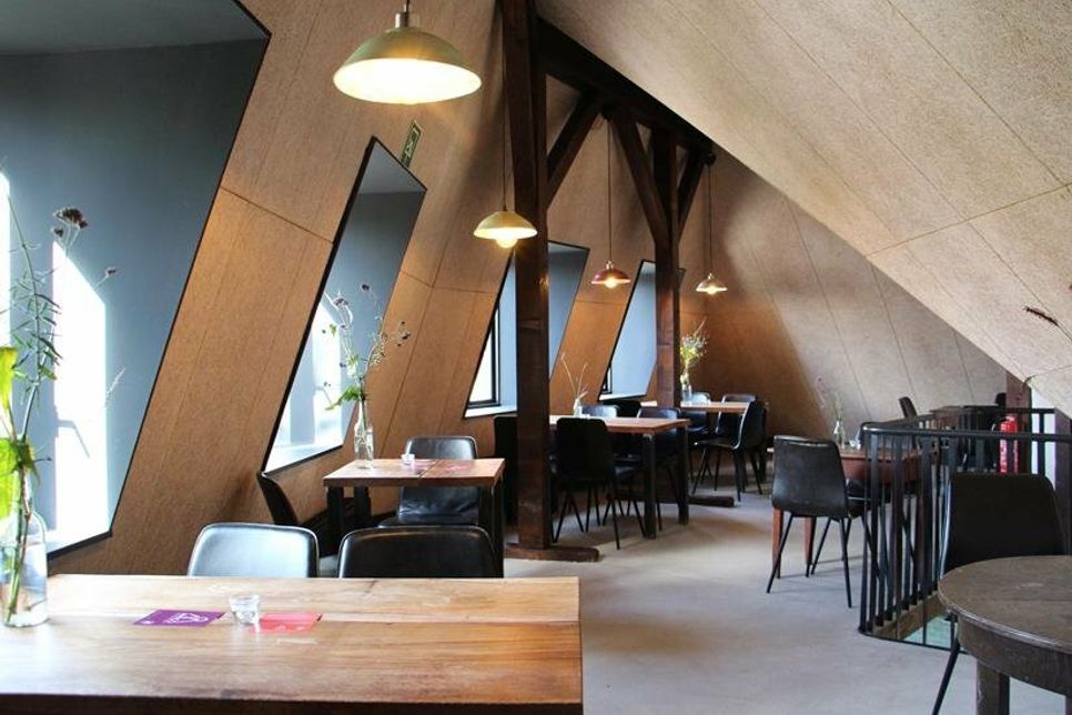Viel Ruhe, warme Farben und eine spannende Architektur laden im Obergeschoss zum Verweilen ein.