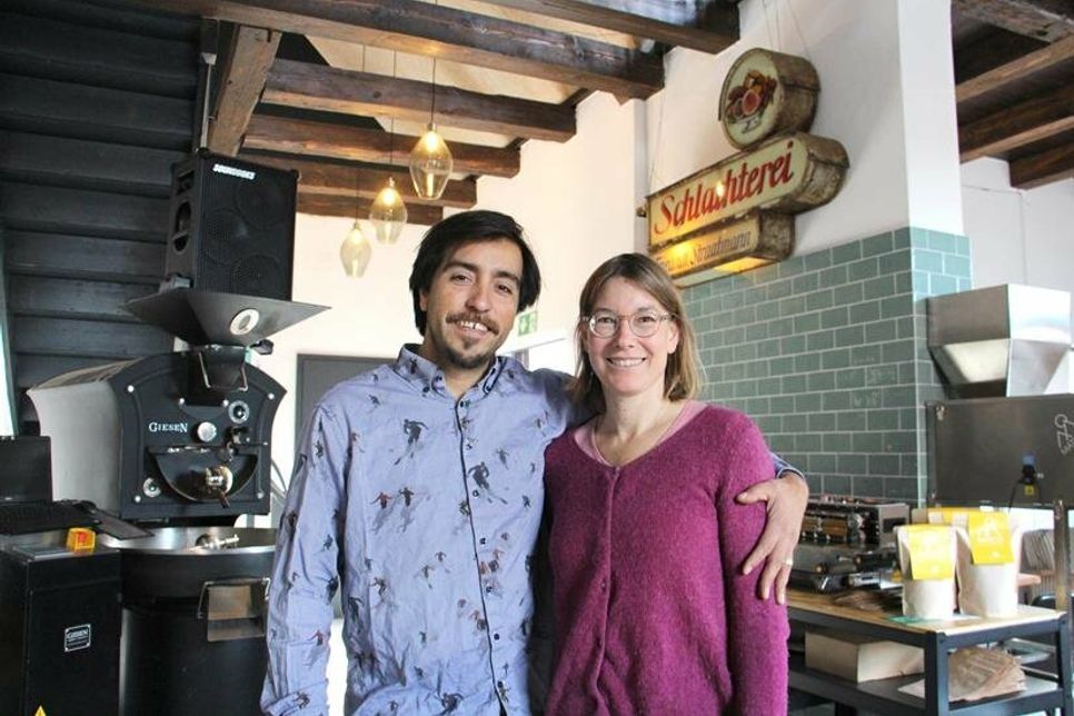 Inhaber, Röstmeister und Barista Matias Coloma mit seiner Frau Lena Hinz, die sich um die Administration und Kommunikation kümmert.