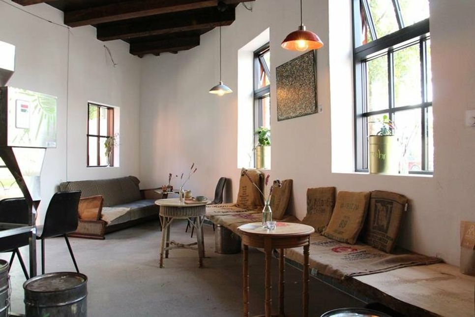 Loungeatmosphäre im unteren Bereich: Die lichtdurchfluteten Räumlichkeiten haben ein besonderes Flair.
