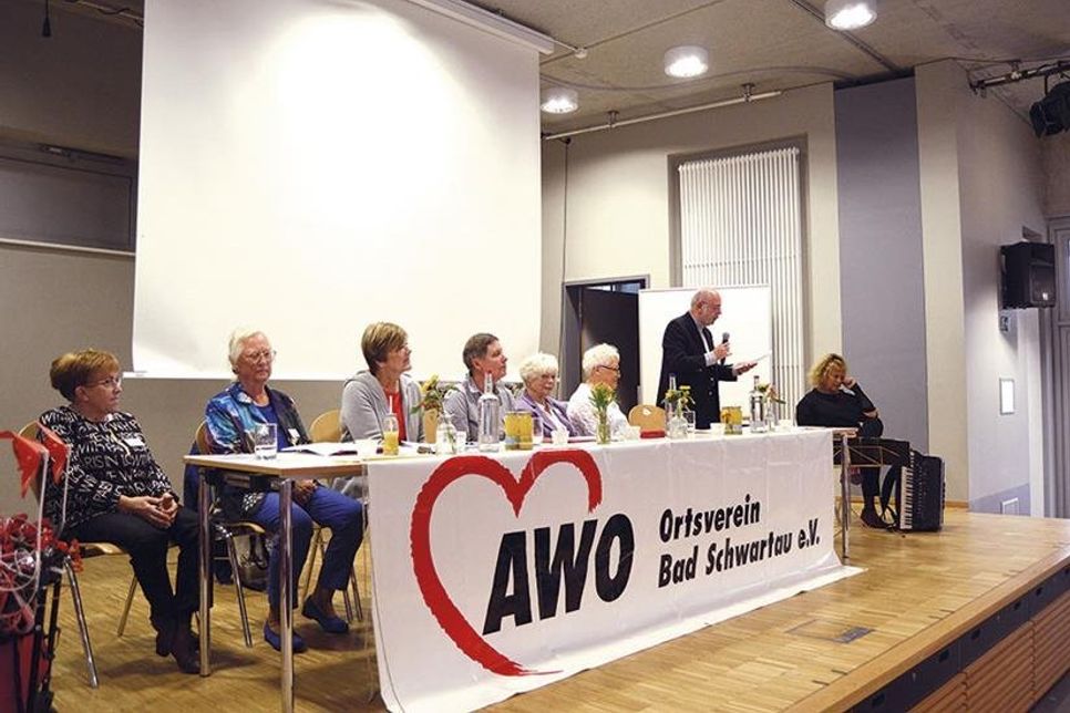 Mit den Führungskräften der AWO und der Tafel hieß Wolfgang Dunker, die rund 130 Gäste willkommen (v.l.): Doris Jahnke, Dr. Heidi Gülow, Monika Vechtel, Betty Kloss, Hildegard Engelbrecht, Lioba Mitter und Musikerin Martina Tegtmeyer.