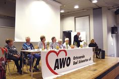 Mit den Führungskräften der AWO und der Tafel hieß Wolfgang Dunker, die rund 130 Gäste willkommen (v.l.): Doris Jahnke, Dr. Heidi Gülow, Monika Vechtel, Betty Kloss, Hildegard Engelbrecht, Lioba Mitter und Musikerin Martina Tegtmeyer.
